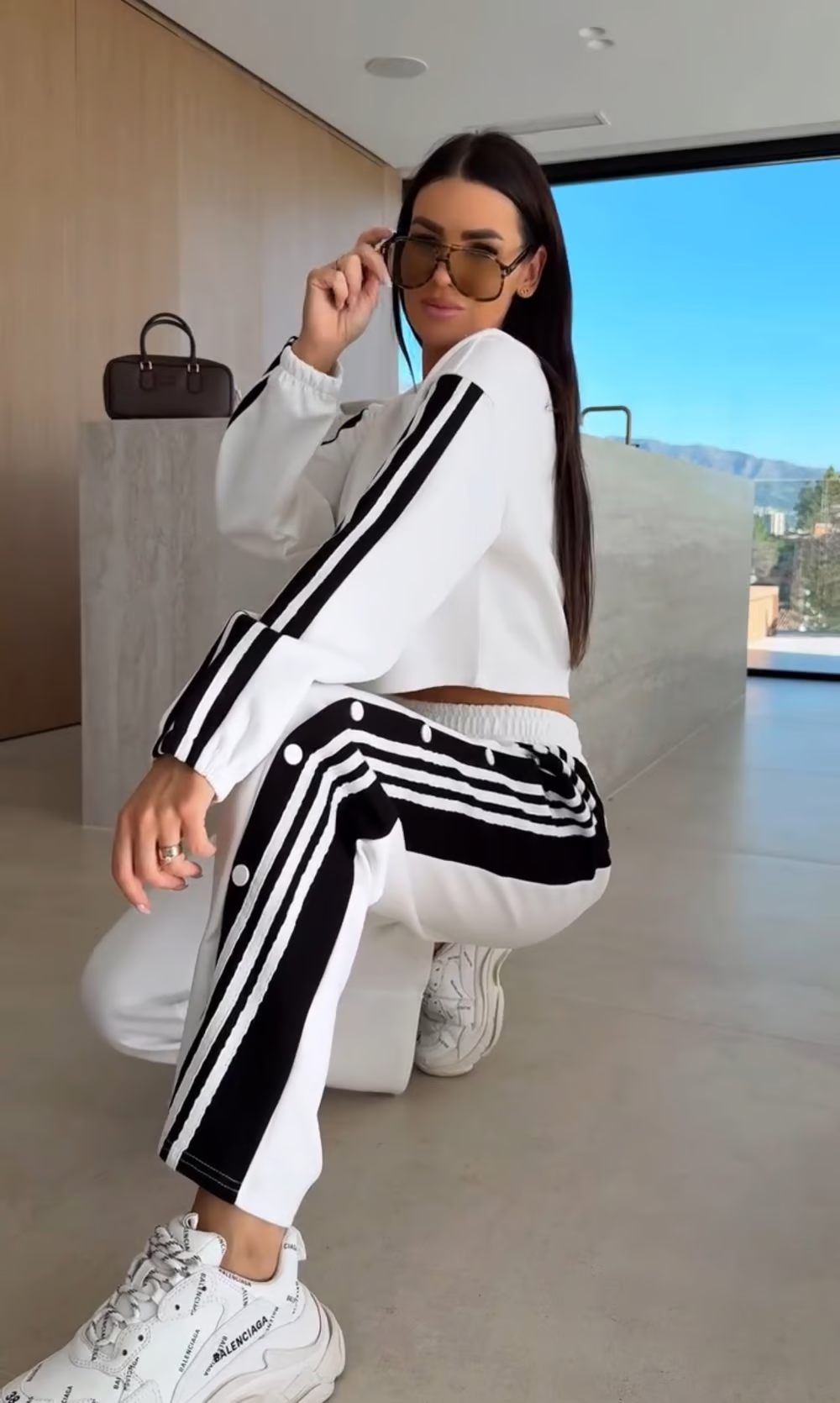 Women's Straight-Leg Sports Pants and Relaxed Set