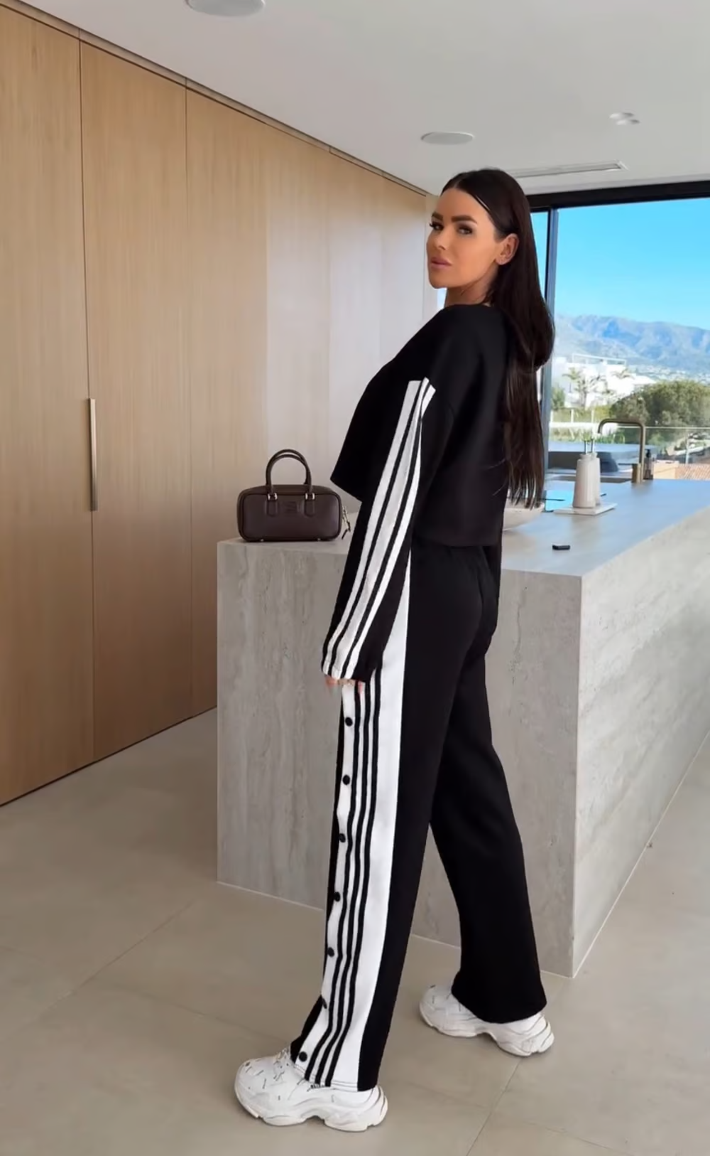 Women's Straight-Leg Sports Pants and Relaxed Set