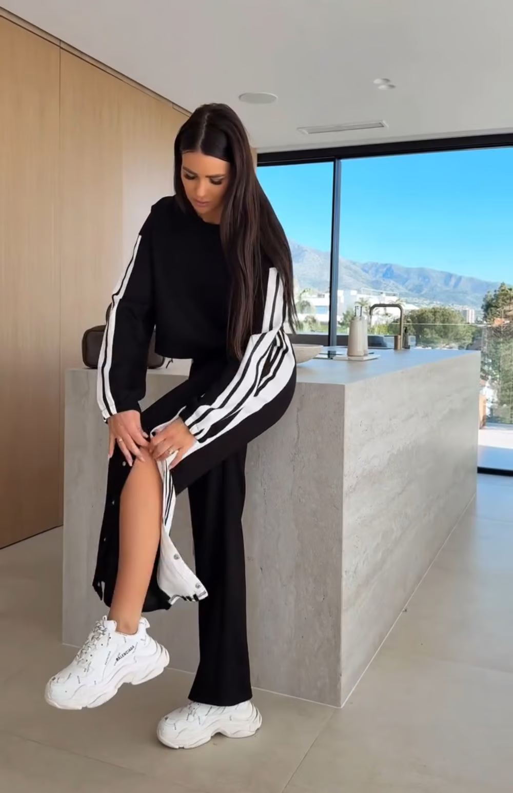 Women's Straight-Leg Sports Pants and Relaxed Set