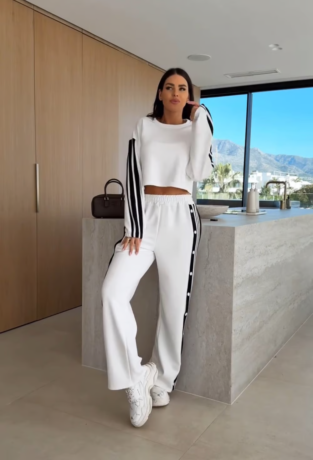 Women's Straight-Leg Sports Pants and Relaxed Set