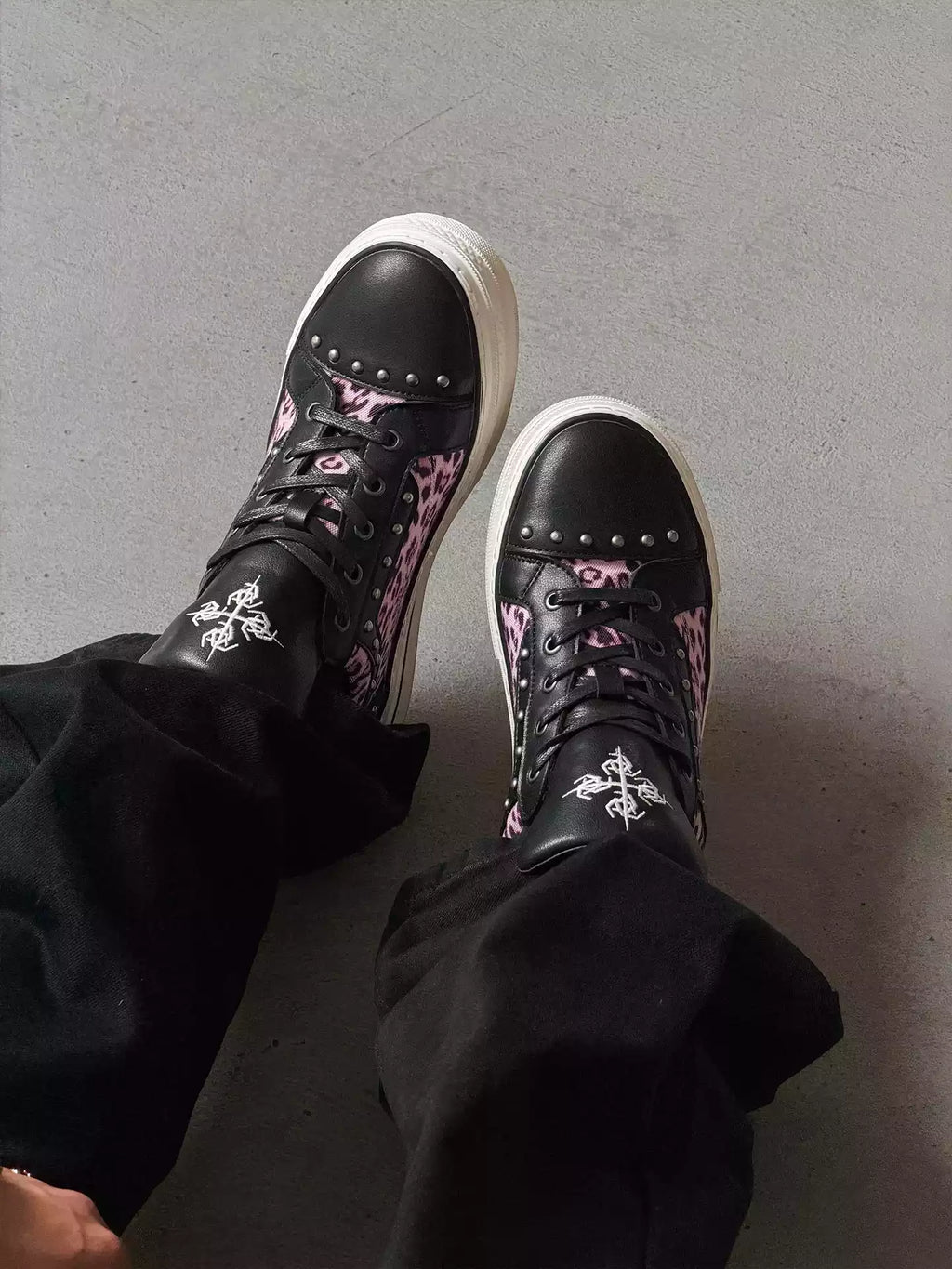 Niceprimes Cross Emblem Studded Platform Sneaker