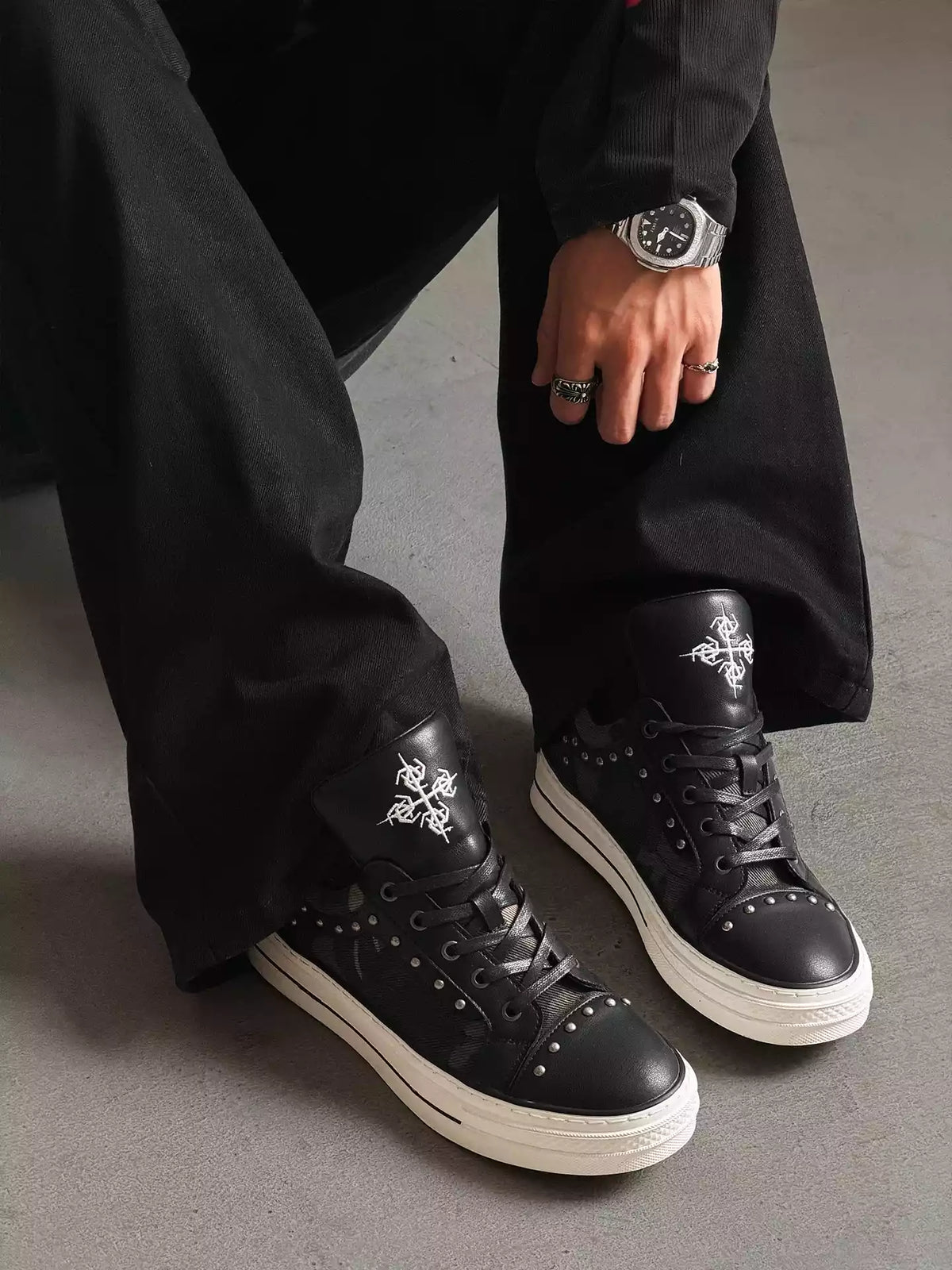 Niceprimes Cross Emblem Studded Platform Sneaker