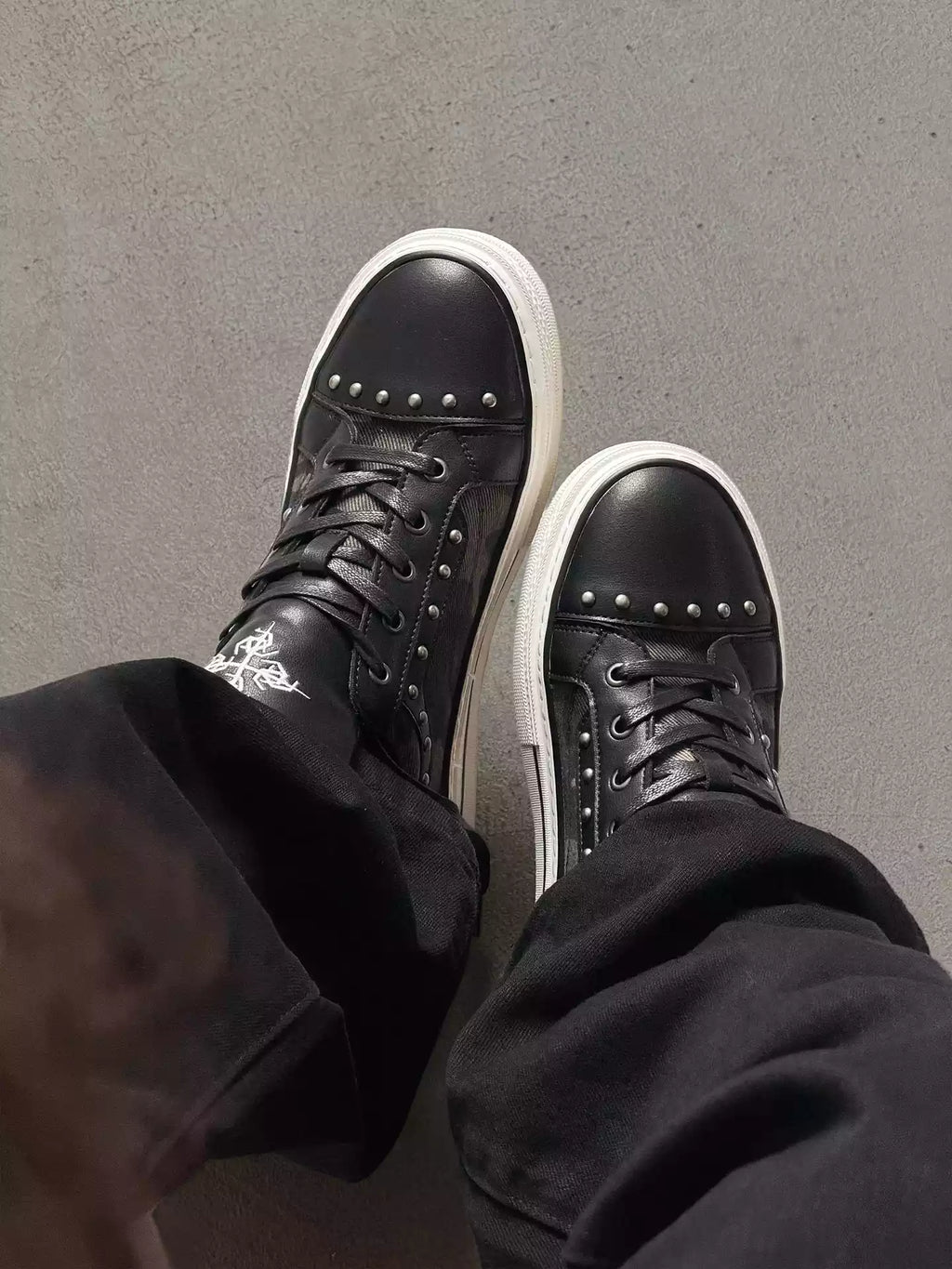 Niceprimes Cross Emblem Studded Platform Sneaker
