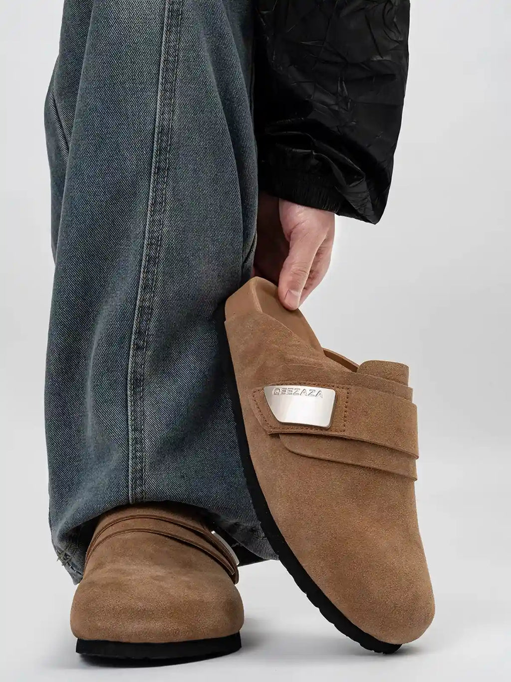 Suede Metal-Plate Strap Streetwear Clogs