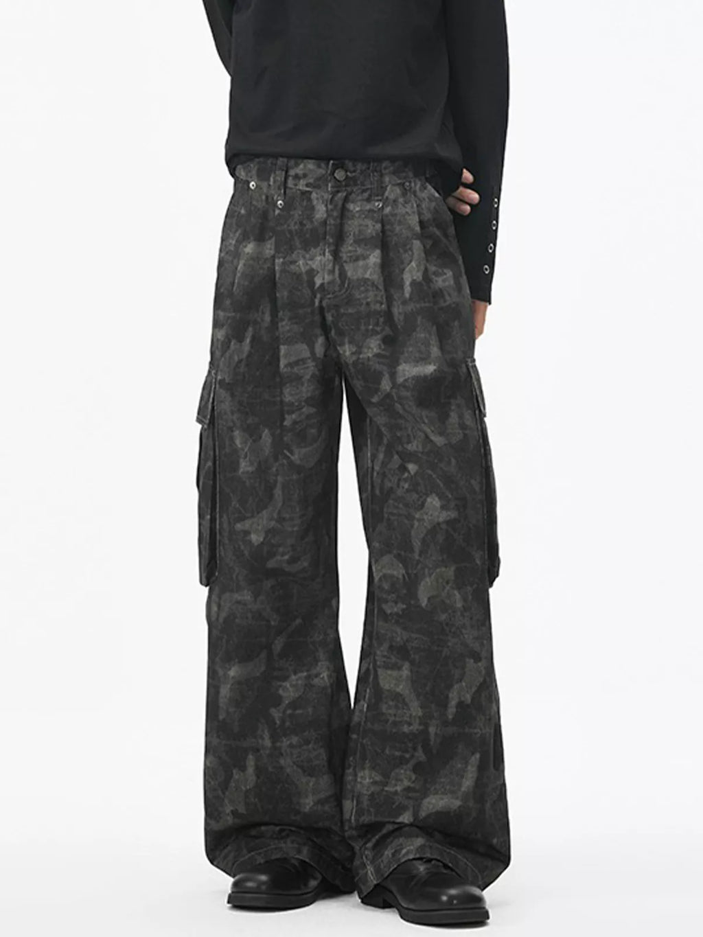 Dark Camo Wide-Leg Cargo Pants