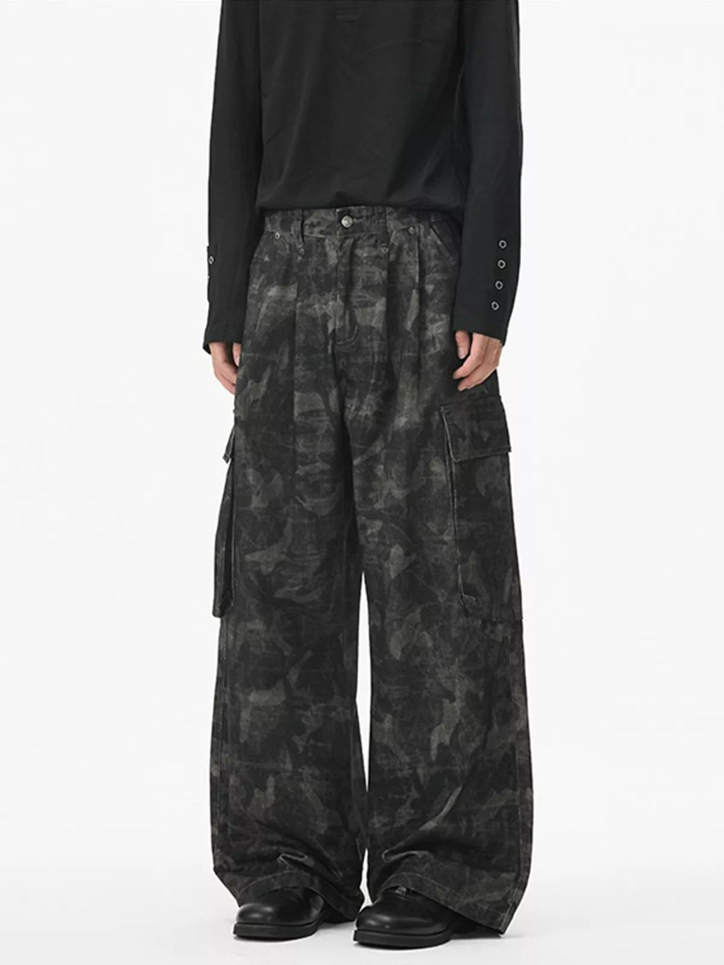 Dark Camo Wide-Leg Cargo Pants