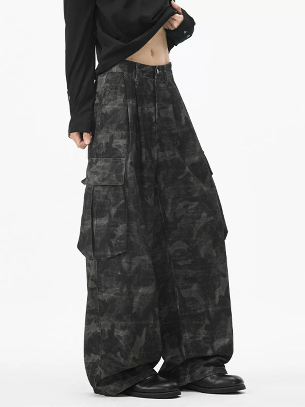 Dark Camo Wide-Leg Cargo Pants